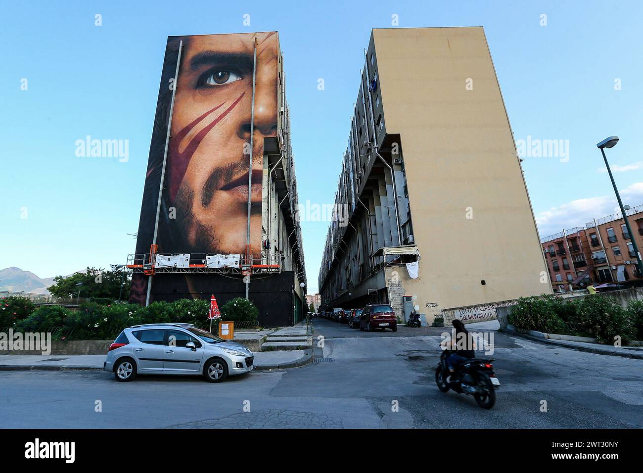 Una veduta dei murales giganti, raffiguranti il rivoluzionario che Guevara, dell'artista Jorit Agoch, su un edificio del San Giovanni a Teduccio, un distr Foto Stock