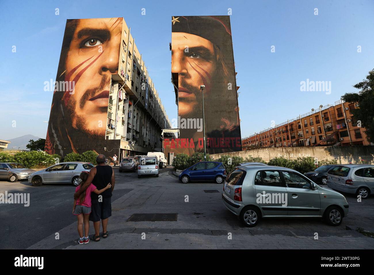 Una veduta dei giganteschi murales, raffiguranti il rivoluzionario che Guevara, dell'artista Jorit Agoch, su due edifici a San Giovanni a Teduccio, un quartiere Foto Stock