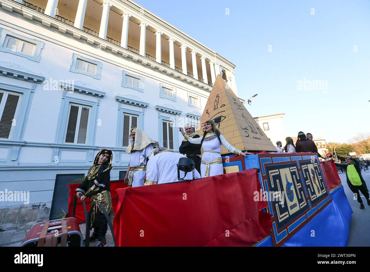 Un carro con una piramide e egiziani durante la sfilata di carnevale, nell'antica città di Capua. Foto Stock