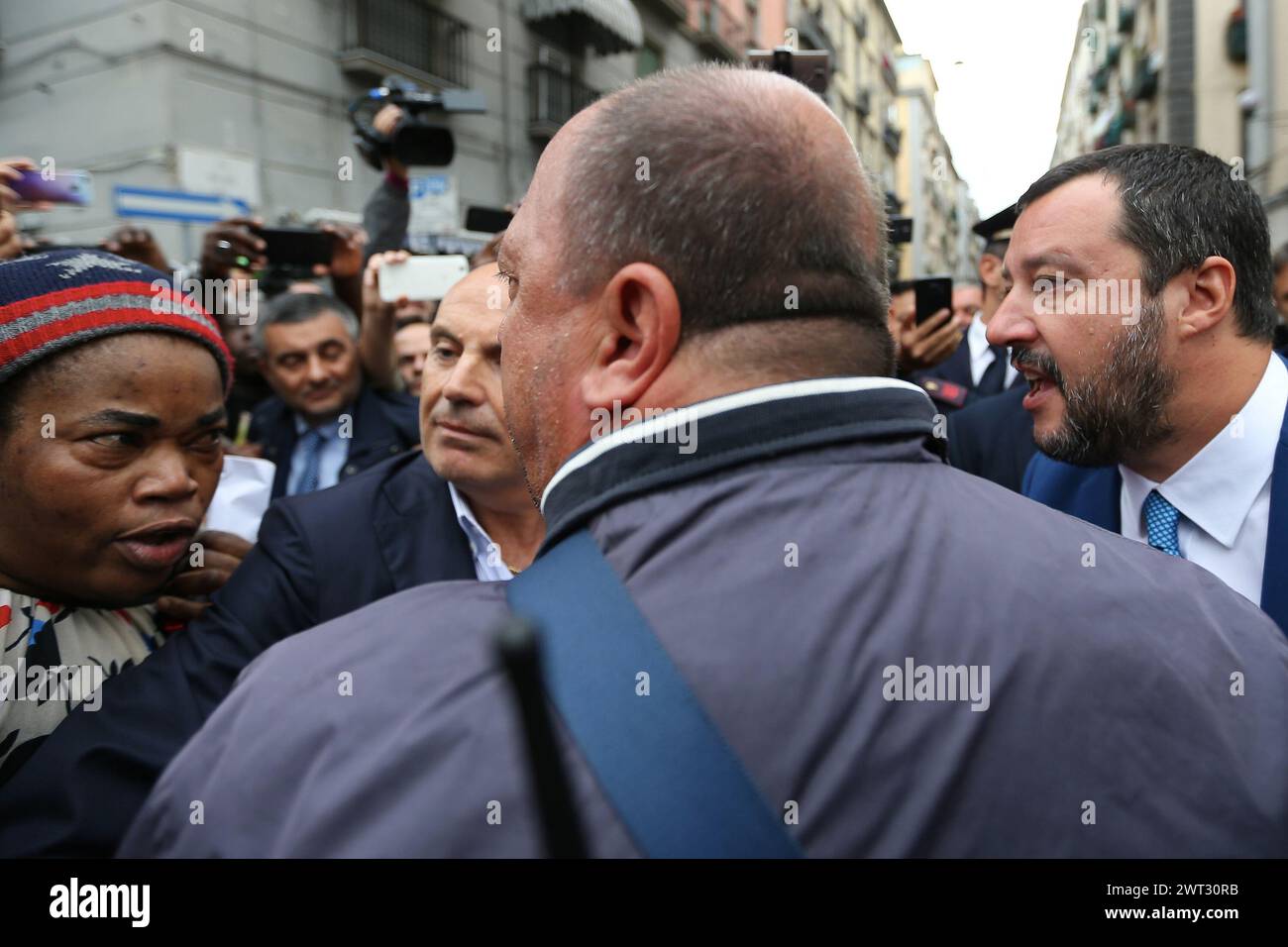 Il ministro dell'interno italiano, Matteo Salvini, in visita alla città di Napoli, parla con un immigrato che lo sta sfidando Foto Stock