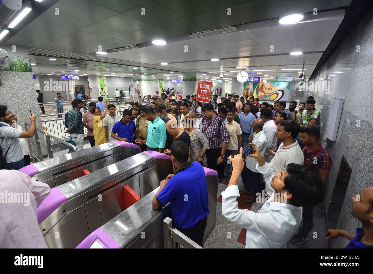 Kolkata, Bengala Occidentale, India. 15 marzo 2024. Kolkata ha segnato una giornata storica il venerdì, mentre le folle esuberanti hanno affollato la stazione della metropolitana Howrah Maidan per sperimentare il primo servizio subacqueo del paese. Questa importante occasione segue l'inaugurazione della sezione Howrah Maidan-Esplanade del corridoio est-ovest da parte del primo ministro Narendra modi il 6 marzo 2024, ciò significa una pietra miliare significativa nelle infrastrutture dei trasporti pubblici dell'India. la risposta travolgente alla stazione di venerdì è stata una testimonianza dell'entusiasmo del pubblico nei confronti di questo sviluppo rivoluzionario. Centinaia o Foto Stock