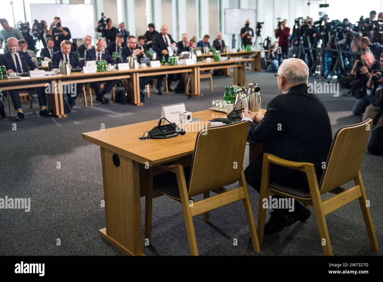 Jaroslaw Kaczynski parla alla commissione parlamentare durante il cosiddetto caso Pegasus interrogatorio. Jaroslaw Kaczynski, il principale leader dell'opposizione polacca ed ex primo ministro, è stato interrogato da una commissione parlamentare che indaga sull'uso di spyware di Pegasus da parte di Israele quando era al potere il suo partito di estrema destra per la legge e la giustizia. L'uso di questo avanzato spyware contro gli oppositori politici è una delle cose che danneggiano le credenziali democratiche di quel governo. Lo spyware Pegasus doveva essere usato per combattere il terrorismo, ma come rivelato dalla compagnia canadese Citizen Lab, Pegasus lo era Foto Stock