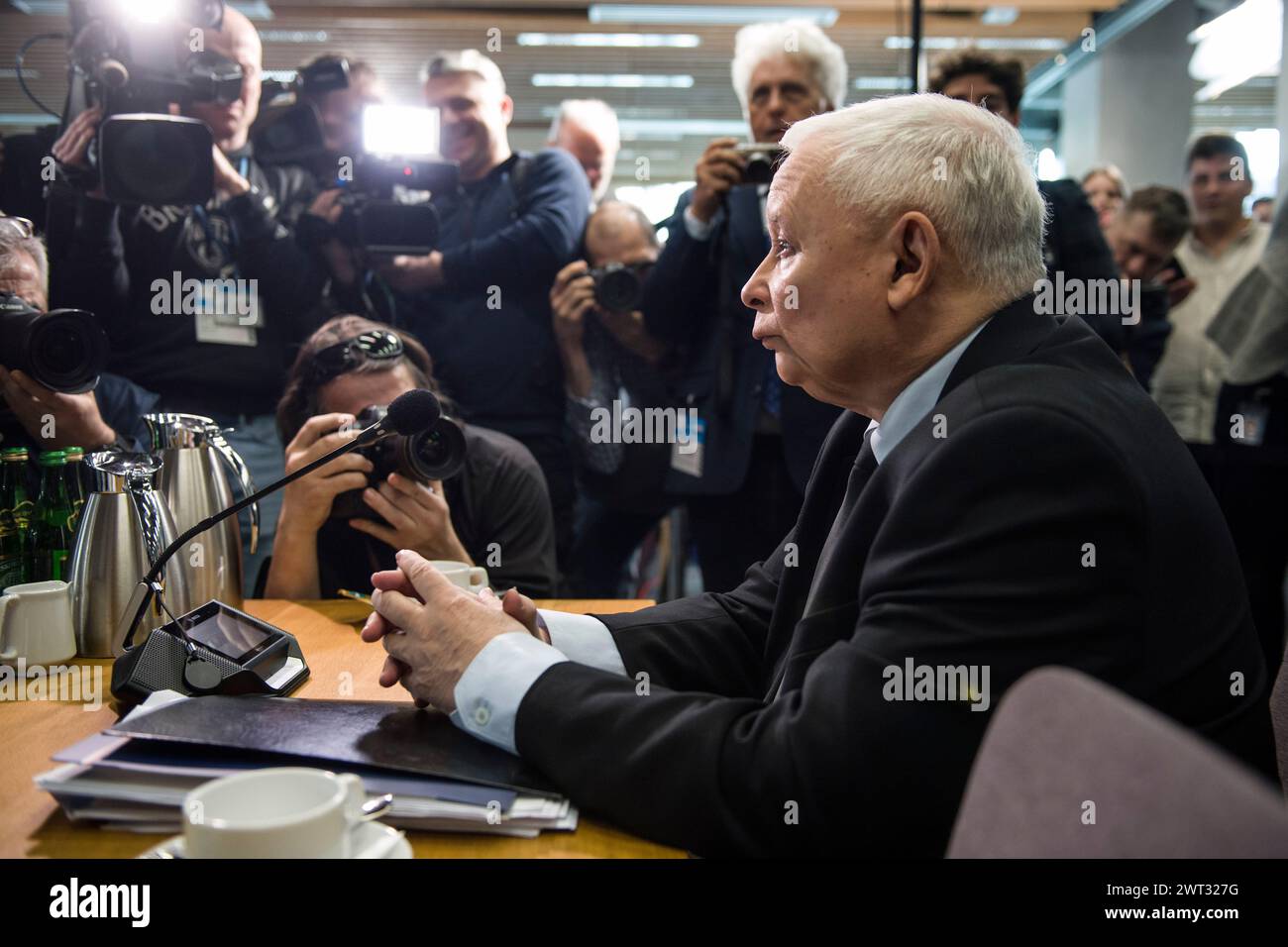 Jaroslaw Kaczynski è circondato da fotogiornalisti e cameraman poco prima dell'interrogatorio della commissione parlamentare nel cosiddetto caso Pegasus. Jaroslaw Kaczynski, il principale leader dell'opposizione polacca ed ex primo ministro, è stato interrogato da una commissione parlamentare che indaga sull'uso di spyware di Pegasus da parte di Israele quando era al potere il suo partito di estrema destra per la legge e la giustizia. L'uso di questo avanzato spyware contro gli oppositori politici è una delle cose che danneggiano le credenziali democratiche di quel governo. Lo spyware Pegasus doveva essere usato per combattere il terrorismo, ma come reve Foto Stock