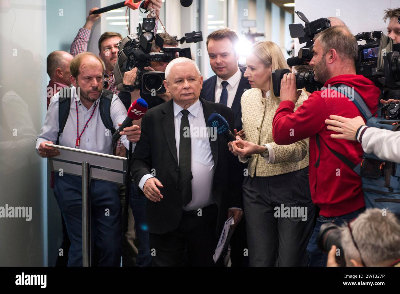 Jaroslaw Kaczynski interviene per l'interrogatorio della commissione parlamentare nel cosiddetto caso Pegasus. Jaroslaw Kaczynski, il principale leader dell'opposizione polacca ed ex primo ministro, è stato interrogato da una commissione parlamentare che indaga sull'uso di spyware di Pegasus da parte di Israele quando era al potere il suo partito di estrema destra per la legge e la giustizia. L'uso di questo avanzato spyware contro gli oppositori politici è una delle cose che danneggiano le credenziali democratiche di quel governo. Lo spyware Pegasus doveva essere usato per combattere il terrorismo, ma come rivelato dalla compagnia canadese Citizen Lab, Pegasus Foto Stock
