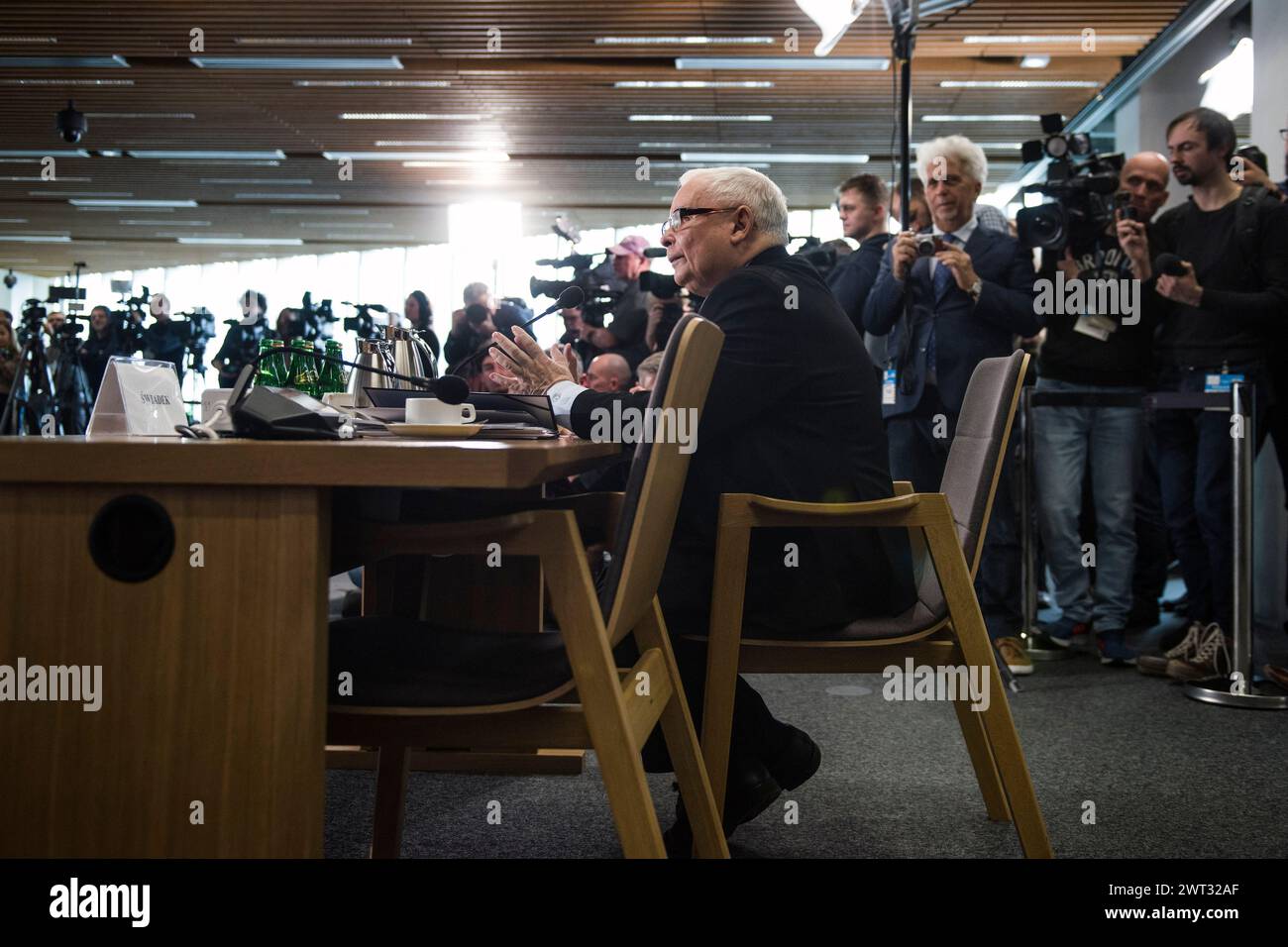 Jaroslaw Kaczynski parla alla commissione parlamentare durante il cosiddetto caso Pegasus interrogatorio. Jaroslaw Kaczynski, il principale leader dell'opposizione polacca ed ex primo ministro, è stato interrogato da una commissione parlamentare che indaga sull'uso di spyware di Pegasus da parte di Israele quando era al potere il suo partito di estrema destra per la legge e la giustizia. L'uso di questo avanzato spyware contro gli oppositori politici è una delle cose che danneggiano le credenziali democratiche di quel governo. Lo spyware Pegasus doveva essere usato per combattere il terrorismo, ma come rivelato dalla compagnia canadese Citizen Lab, Pegasus lo era Foto Stock