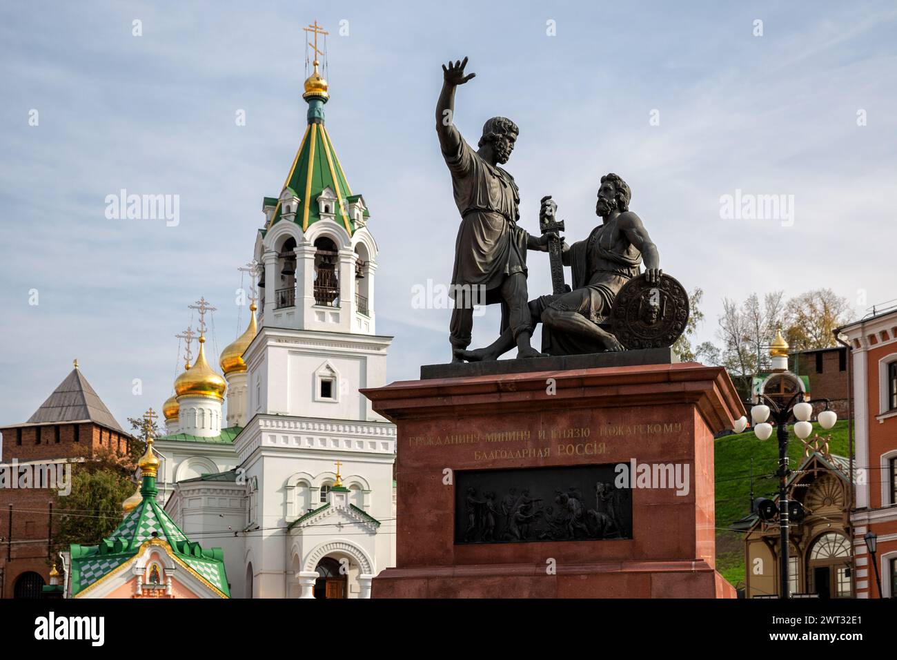 Nizhny Novgorod, Russia - 30 settembre 2023: Monumento a Minin e Pozharsky vicino alla Chiesa della Natività di Giovanni Battista Foto Stock