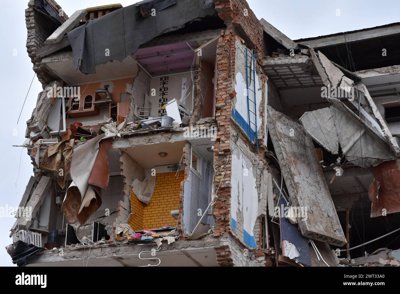 Vista dell'edificio di appartamenti che è stato pesantemente danneggiato dai bombardamenti russi a Orikhiv. Orikhiv è una piccola città nella regione di Zaporizhzhia, che funge da ultimo pilastro di resistenza per i soldati dell'esercito ucraino nel sud, mentre le forze armate russe continuano ad avanzare verso i Robotyne liberati. I cittadini di Orikhiv, che ospitano circa 700 persone, rischiano la vita a causa delle bombe aeree quotidiane e degli attacchi di artiglieria mentre lottano per sopravvivere. Foto Stock