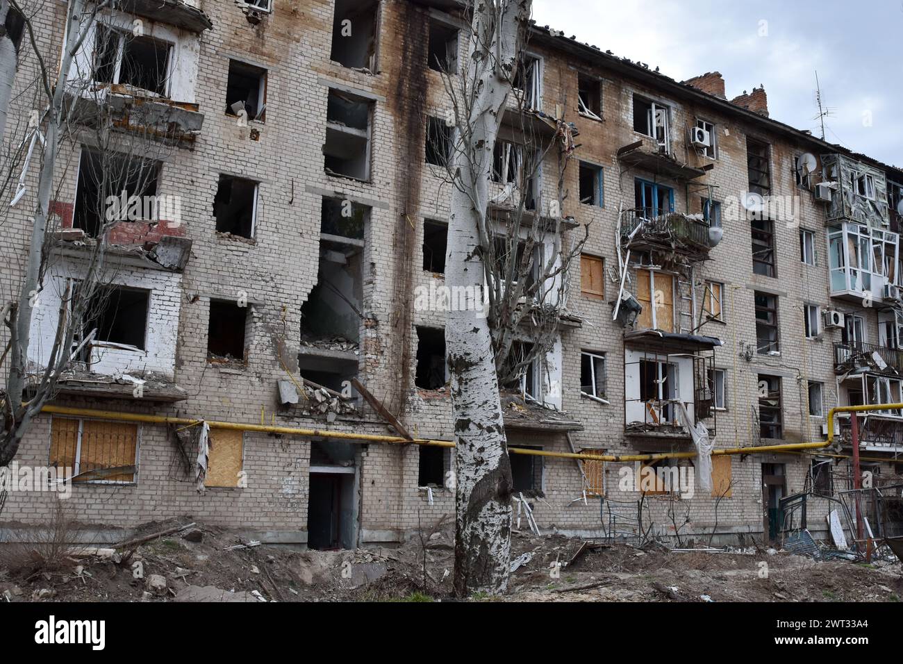 Vista dell'edificio di appartamenti che è stato pesantemente danneggiato dai bombardamenti russi a Orikhiv. Orikhiv è una piccola città nella regione di Zaporizhzhia, che funge da ultimo pilastro di resistenza per i soldati dell'esercito ucraino nel sud, mentre le forze armate russe continuano ad avanzare verso i Robotyne liberati. I cittadini di Orikhiv, che ospitano circa 700 persone, rischiano la vita a causa delle bombe aeree quotidiane e degli attacchi di artiglieria mentre lottano per sopravvivere. Foto Stock