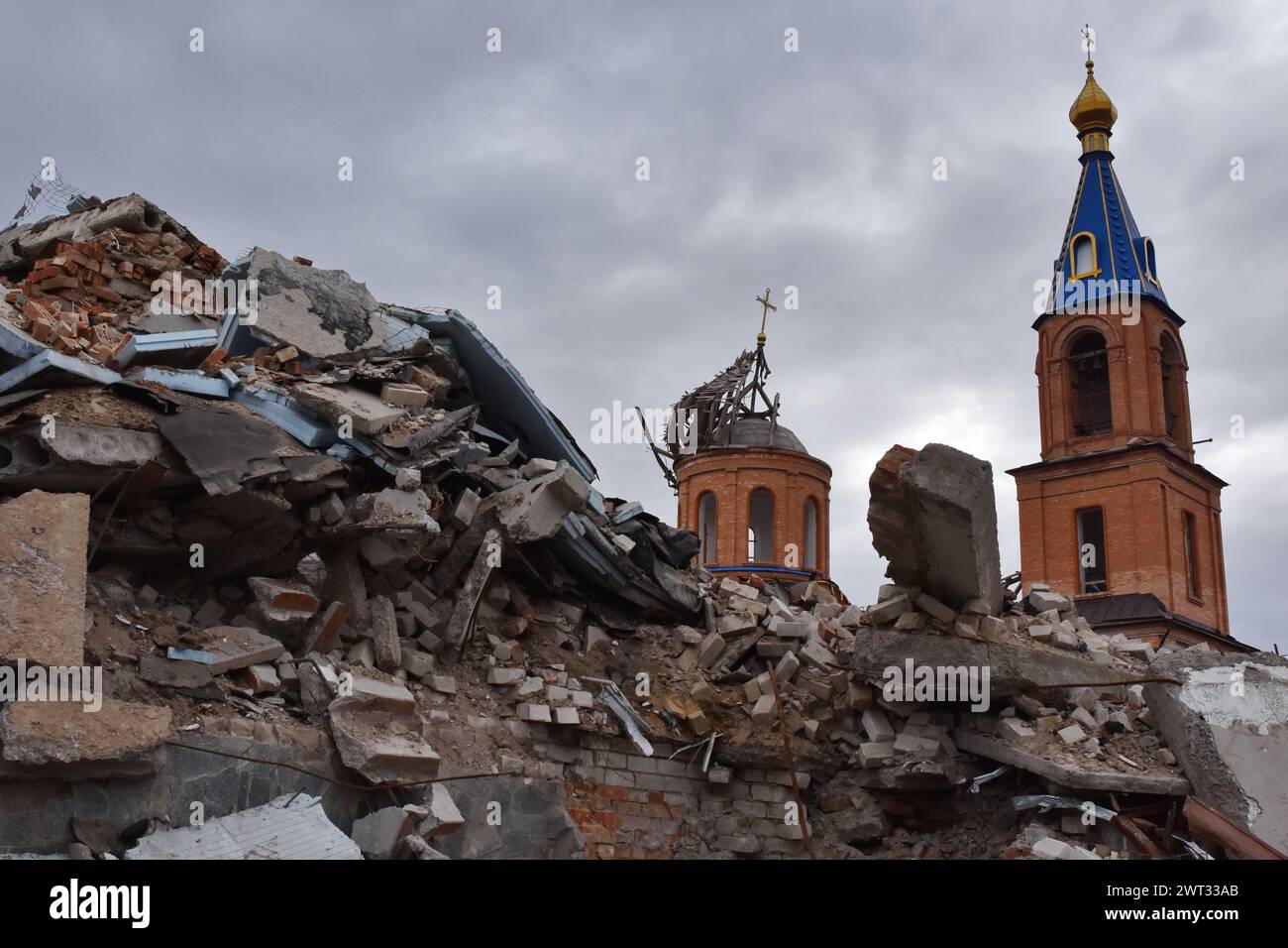 Vista della chiesa ortodossa che fu pesantemente danneggiata dai bombardamenti russi a Orikhiv. Orikhiv è una piccola città nella regione di Zaporizhzhia, che funge da ultimo pilastro di resistenza per i soldati dell'esercito ucraino nel sud, mentre le forze armate russe continuano ad avanzare verso i Robotyne liberati. I cittadini di Orikhiv, che ospitano circa 700 persone, rischiano la vita a causa delle bombe aeree quotidiane e degli attacchi di artiglieria mentre lottano per sopravvivere. Foto Stock