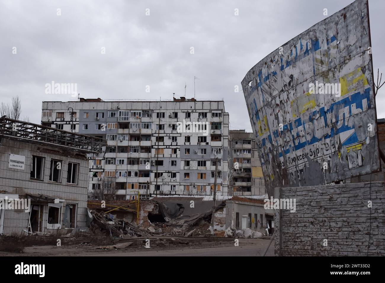 Vista dell'edificio di appartamenti che è stato pesantemente danneggiato dai bombardamenti russi a Orikhiv. Orikhiv è una piccola città nella regione di Zaporizhzhia, che funge da ultimo pilastro di resistenza per i soldati dell'esercito ucraino nel sud, mentre le forze armate russe continuano ad avanzare verso i Robotyne liberati. I cittadini di Orikhiv, che ospitano circa 700 persone, rischiano la vita a causa delle bombe aeree quotidiane e degli attacchi di artiglieria mentre lottano per sopravvivere. Foto Stock