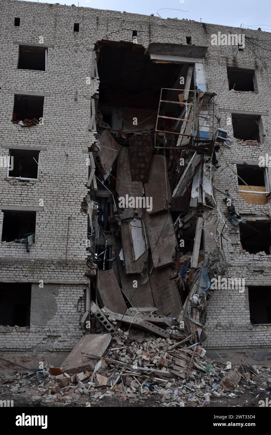 Vista dell'edificio di appartamenti che è stato pesantemente danneggiato dai bombardamenti russi a Orikhiv. Orikhiv è una piccola città nella regione di Zaporizhzhia, che funge da ultimo pilastro di resistenza per i soldati dell'esercito ucraino nel sud, mentre le forze armate russe continuano ad avanzare verso i Robotyne liberati. I cittadini di Orikhiv, che ospitano circa 700 persone, rischiano la vita a causa delle bombe aeree quotidiane e degli attacchi di artiglieria mentre lottano per sopravvivere. Foto Stock