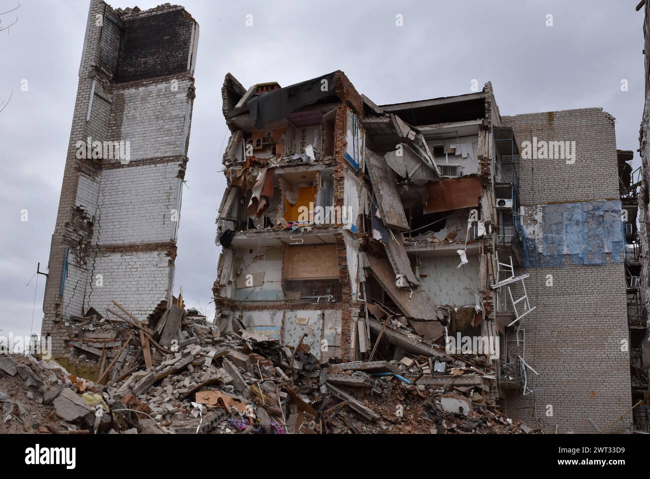 Vista dell'edificio di appartamenti che è stato pesantemente danneggiato dai bombardamenti russi a Orikhiv. Orikhiv è una piccola città nella regione di Zaporizhzhia, che funge da ultimo pilastro di resistenza per i soldati dell'esercito ucraino nel sud, mentre le forze armate russe continuano ad avanzare verso i Robotyne liberati. I cittadini di Orikhiv, che ospitano circa 700 persone, rischiano la vita a causa delle bombe aeree quotidiane e degli attacchi di artiglieria mentre lottano per sopravvivere. Foto Stock