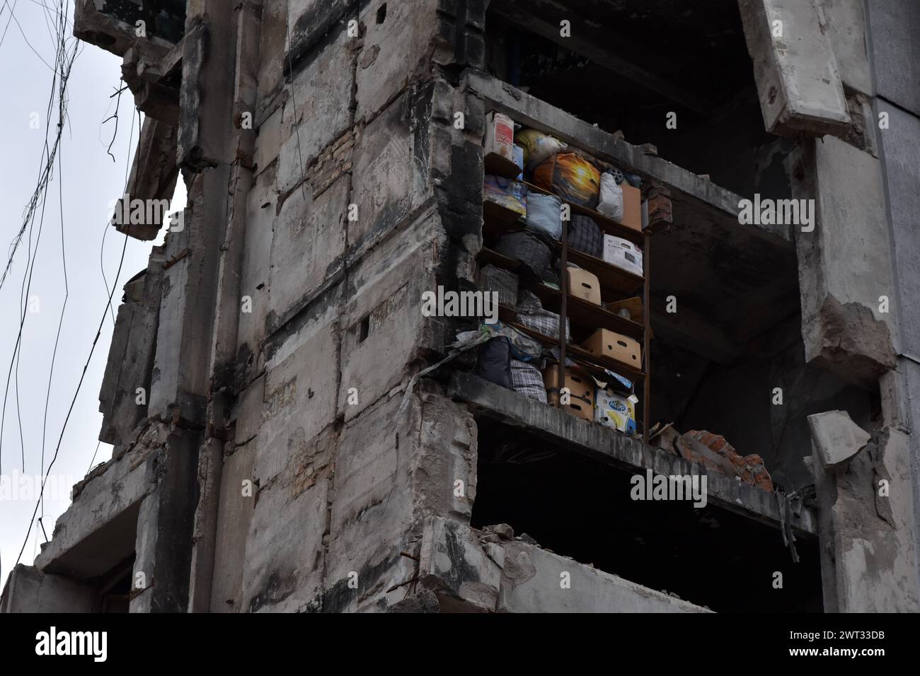 Gli effetti personali sono visibili nell'edificio dell'appartamento che è stato pesantemente danneggiato dai bombardamenti russi a Orikhiv. Orikhiv è una piccola città nella regione di Zaporizhzhia, che funge da ultimo pilastro di resistenza per i soldati dell'esercito ucraino nel sud, mentre le forze armate russe continuano ad avanzare verso i Robotyne liberati. I cittadini di Orikhiv, che ospitano circa 700 persone, rischiano la vita a causa delle bombe aeree quotidiane e degli attacchi di artiglieria mentre lottano per sopravvivere. Foto Stock