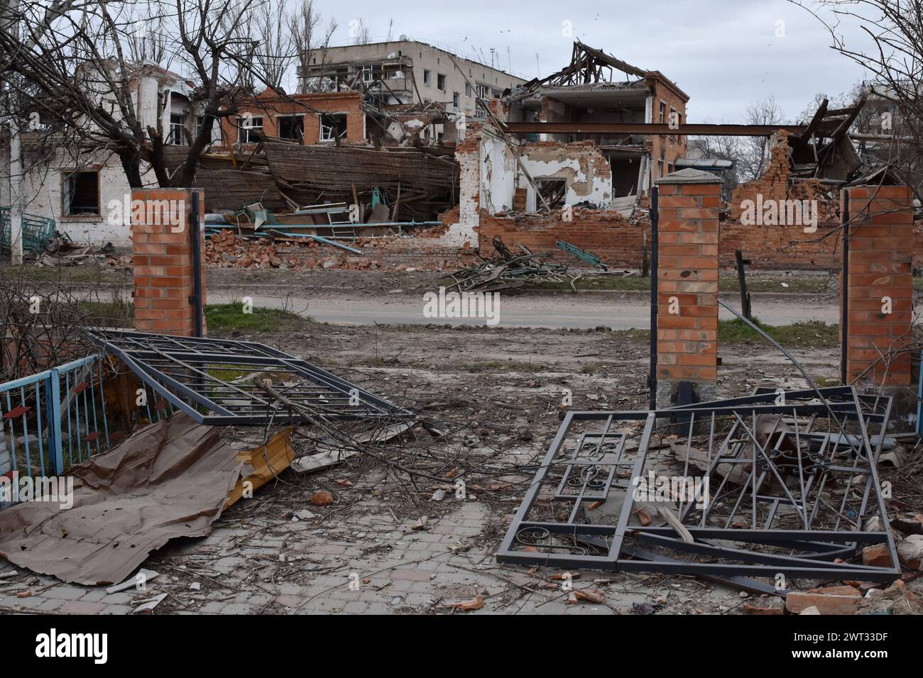 Una vista dell'edificio delle scuole superiori di Orikhiv distrutto da molteplici attacchi di bombardamenti russi. Orikhiv è una piccola città nella regione di Zaporizhzhia, che funge da ultimo pilastro di resistenza per i soldati dell'esercito ucraino nel sud, mentre le forze armate russe continuano ad avanzare verso i Robotyne liberati. I cittadini di Orikhiv, che ospitano circa 700 persone, rischiano la vita a causa delle bombe aeree quotidiane e degli attacchi di artiglieria mentre lottano per sopravvivere. Foto Stock