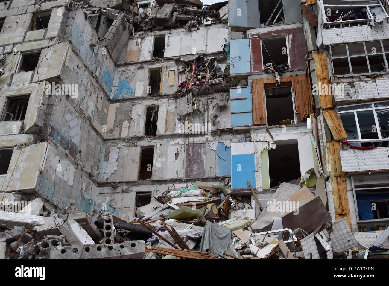 Vista degli edifici di appartamenti che sono stati pesantemente danneggiati dai bombardamenti russi a Orikhiv. Orikhiv è una piccola città nella regione di Zaporizhzhia, che funge da ultimo pilastro di resistenza per i soldati dell'esercito ucraino nel sud, mentre le forze armate russe continuano ad avanzare verso i Robotyne liberati. I cittadini di Orikhiv, che ospitano circa 700 persone, rischiano la vita a causa delle bombe aeree quotidiane e degli attacchi di artiglieria mentre lottano per sopravvivere. Foto Stock