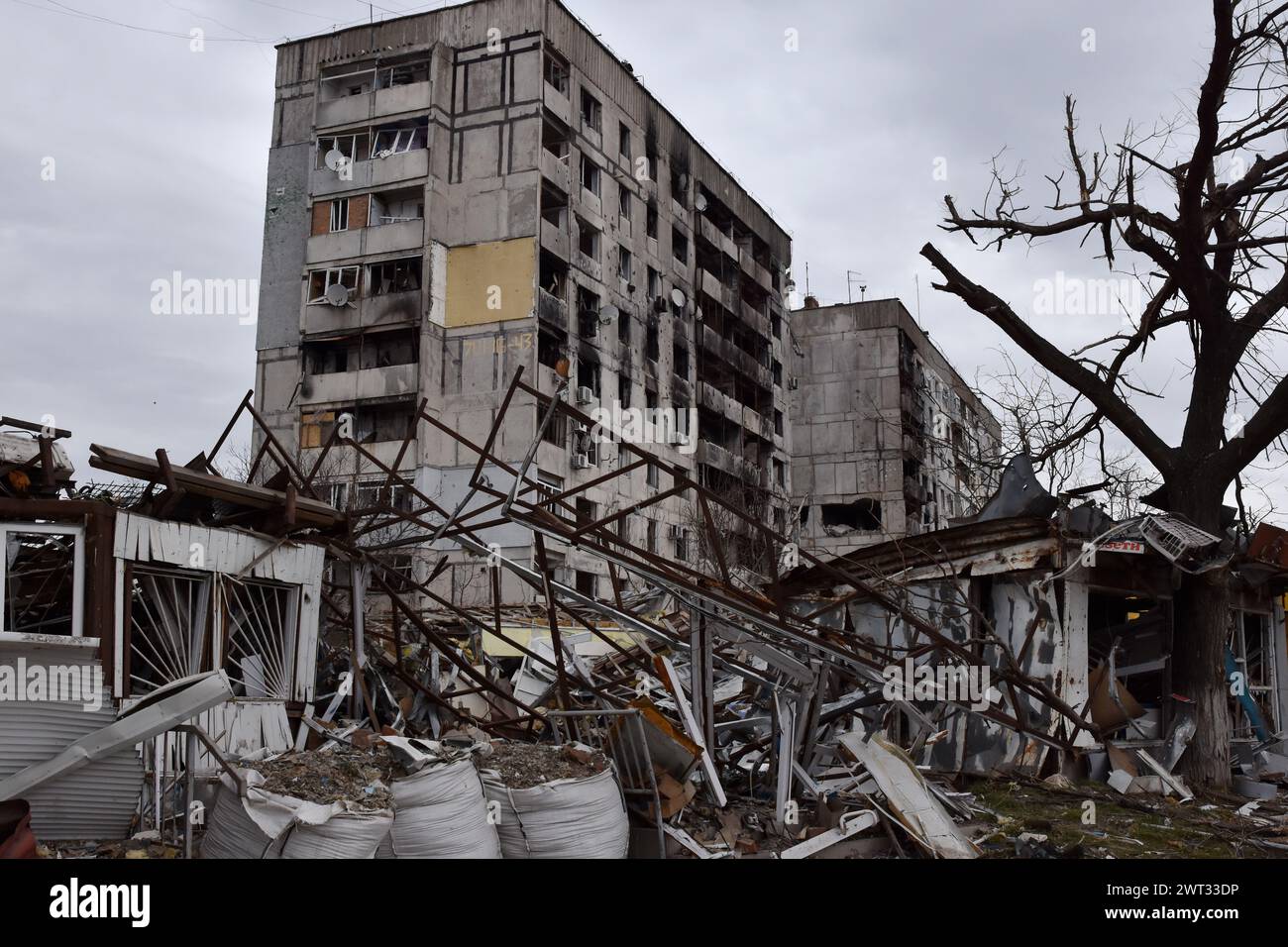 Vista dell'edificio di appartamenti che è stato pesantemente danneggiato dai bombardamenti russi a Orikhiv. Orikhiv è una piccola città nella regione di Zaporizhzhia, che funge da ultimo pilastro di resistenza per i soldati dell'esercito ucraino nel sud, mentre le forze armate russe continuano ad avanzare verso i Robotyne liberati. I cittadini di Orikhiv, che ospitano circa 700 persone, rischiano la vita a causa delle bombe aeree quotidiane e degli attacchi di artiglieria mentre lottano per sopravvivere. Foto Stock
