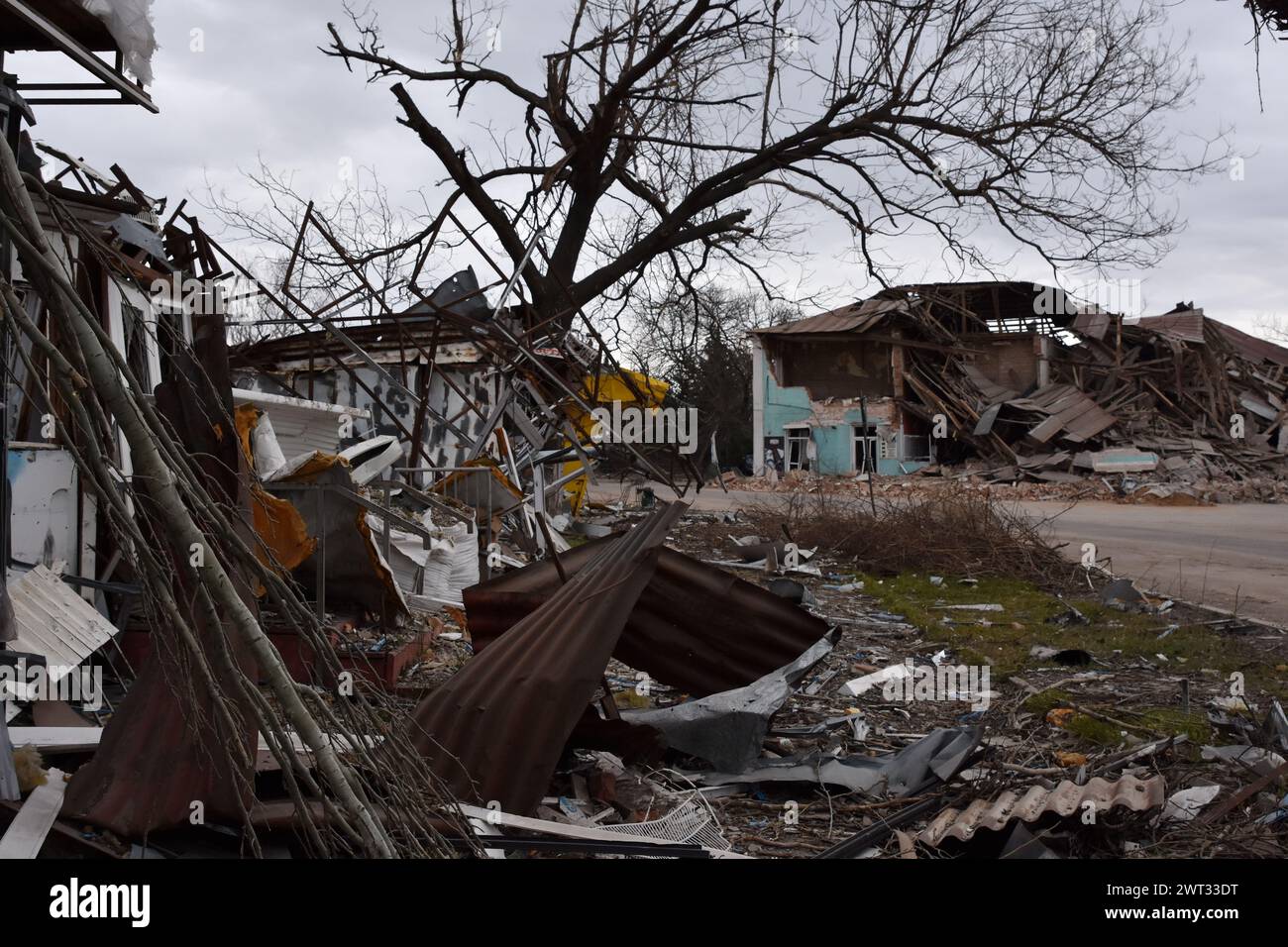Vista dell'edificio di appartamenti che è stato pesantemente danneggiato dai bombardamenti russi a Orikhiv. Orikhiv è una piccola città nella regione di Zaporizhzhia, che funge da ultimo pilastro di resistenza per i soldati dell'esercito ucraino nel sud, mentre le forze armate russe continuano ad avanzare verso i Robotyne liberati. I cittadini di Orikhiv, che ospitano circa 700 persone, rischiano la vita a causa delle bombe aeree quotidiane e degli attacchi di artiglieria mentre lottano per sopravvivere. Foto Stock