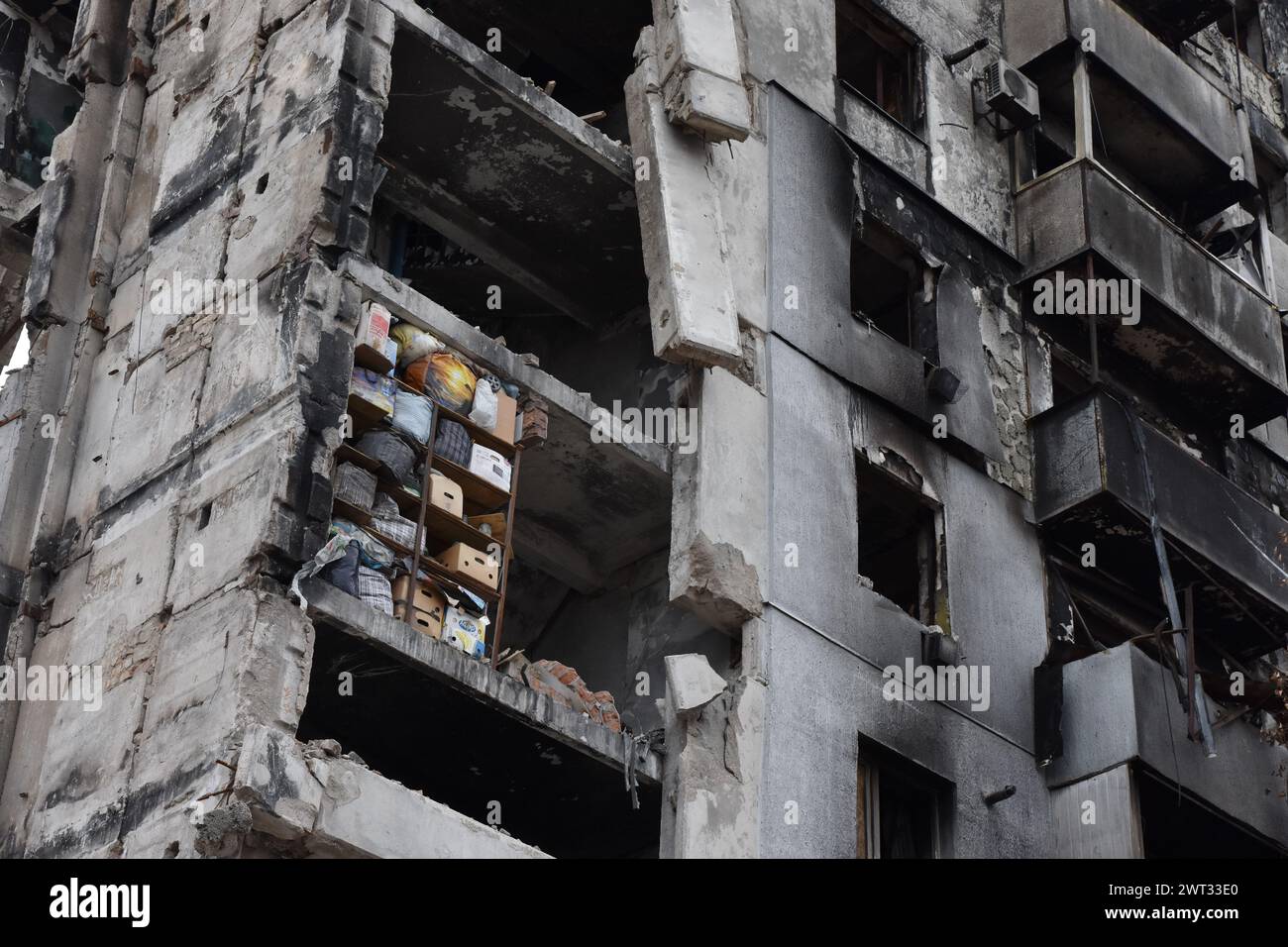 Gli effetti personali sono visibili nell'edificio dell'appartamento che è stato pesantemente danneggiato dai bombardamenti russi a Orikhiv. Orikhiv è una piccola città nella regione di Zaporizhzhia, che funge da ultimo pilastro di resistenza per i soldati dell'esercito ucraino nel sud, mentre le forze armate russe continuano ad avanzare verso i Robotyne liberati. I cittadini di Orikhiv, che ospitano circa 700 persone, rischiano la vita a causa delle bombe aeree quotidiane e degli attacchi di artiglieria mentre lottano per sopravvivere. Foto Stock