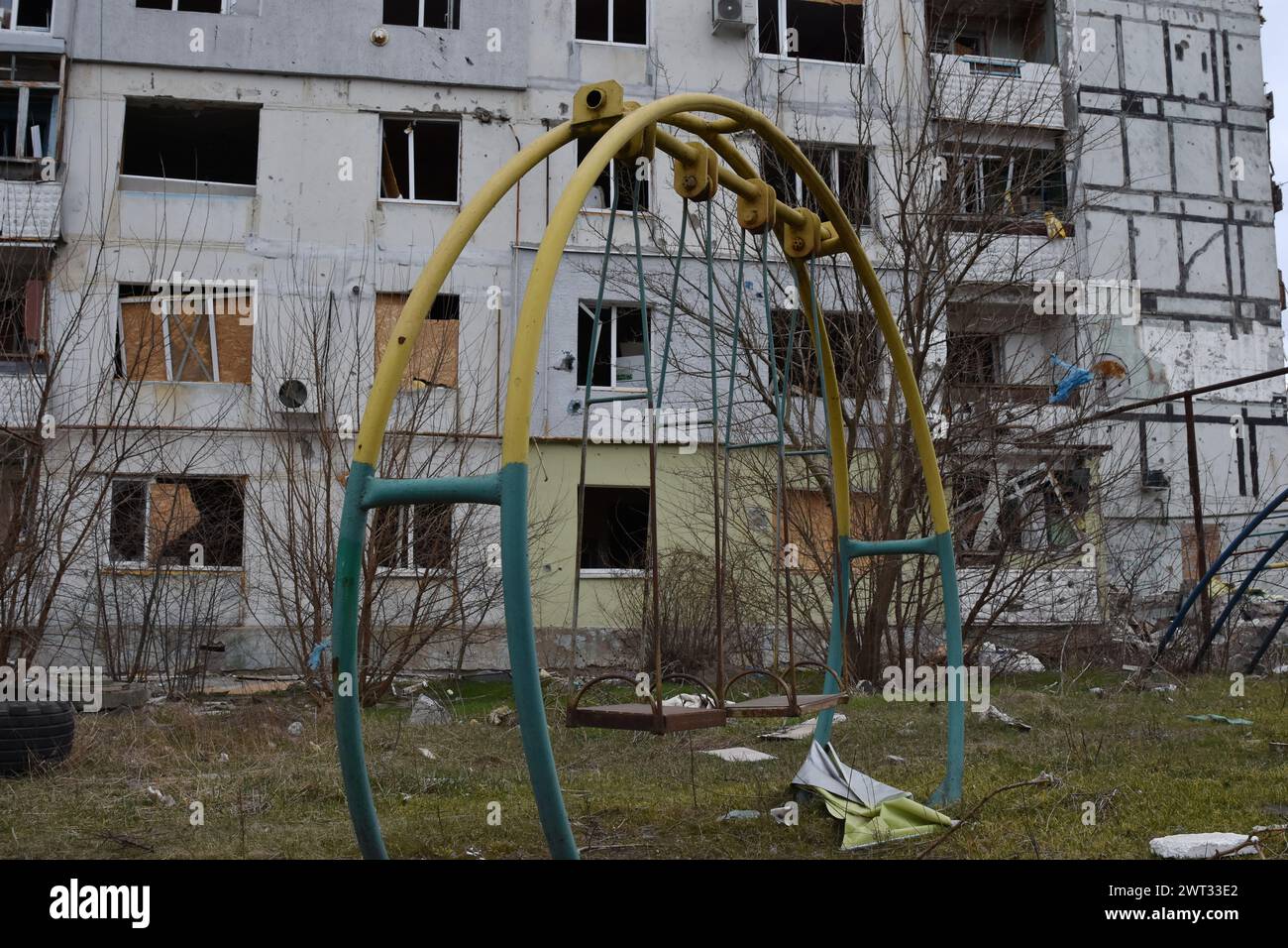 Vista del parco giochi per bambini abbandonato vicino all'edificio dell'appartamento, gravemente danneggiato dai bombardamenti russi a Orikhiv. Orikhiv è una piccola città nella regione di Zaporizhzhia, che funge da ultimo pilastro di resistenza per i soldati dell'esercito ucraino nel sud, mentre le forze armate russe continuano ad avanzare verso i Robotyne liberati. I cittadini di Orikhiv, che ospitano circa 700 persone, rischiano la vita a causa delle bombe aeree quotidiane e degli attacchi di artiglieria mentre lottano per sopravvivere. Foto Stock