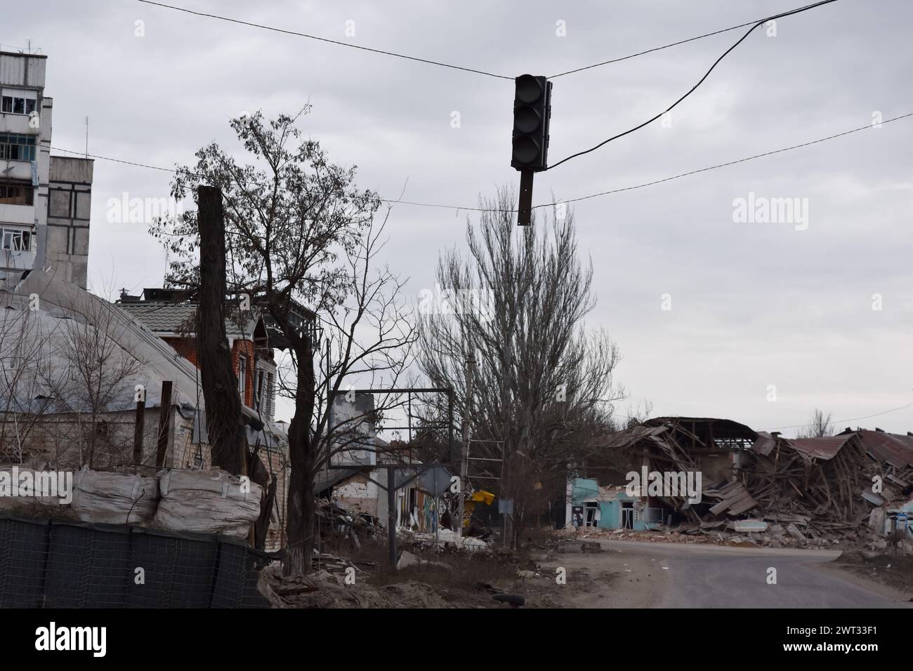 Vista dell'edificio di appartamenti che è stato pesantemente danneggiato dai bombardamenti russi a Orikhiv. Orikhiv è una piccola città nella regione di Zaporizhzhia, che funge da ultimo pilastro di resistenza per i soldati dell'esercito ucraino nel sud, mentre le forze armate russe continuano ad avanzare verso i Robotyne liberati. I cittadini di Orikhiv, che ospitano circa 700 persone, rischiano la vita a causa delle bombe aeree quotidiane e degli attacchi di artiglieria mentre lottano per sopravvivere. Foto Stock