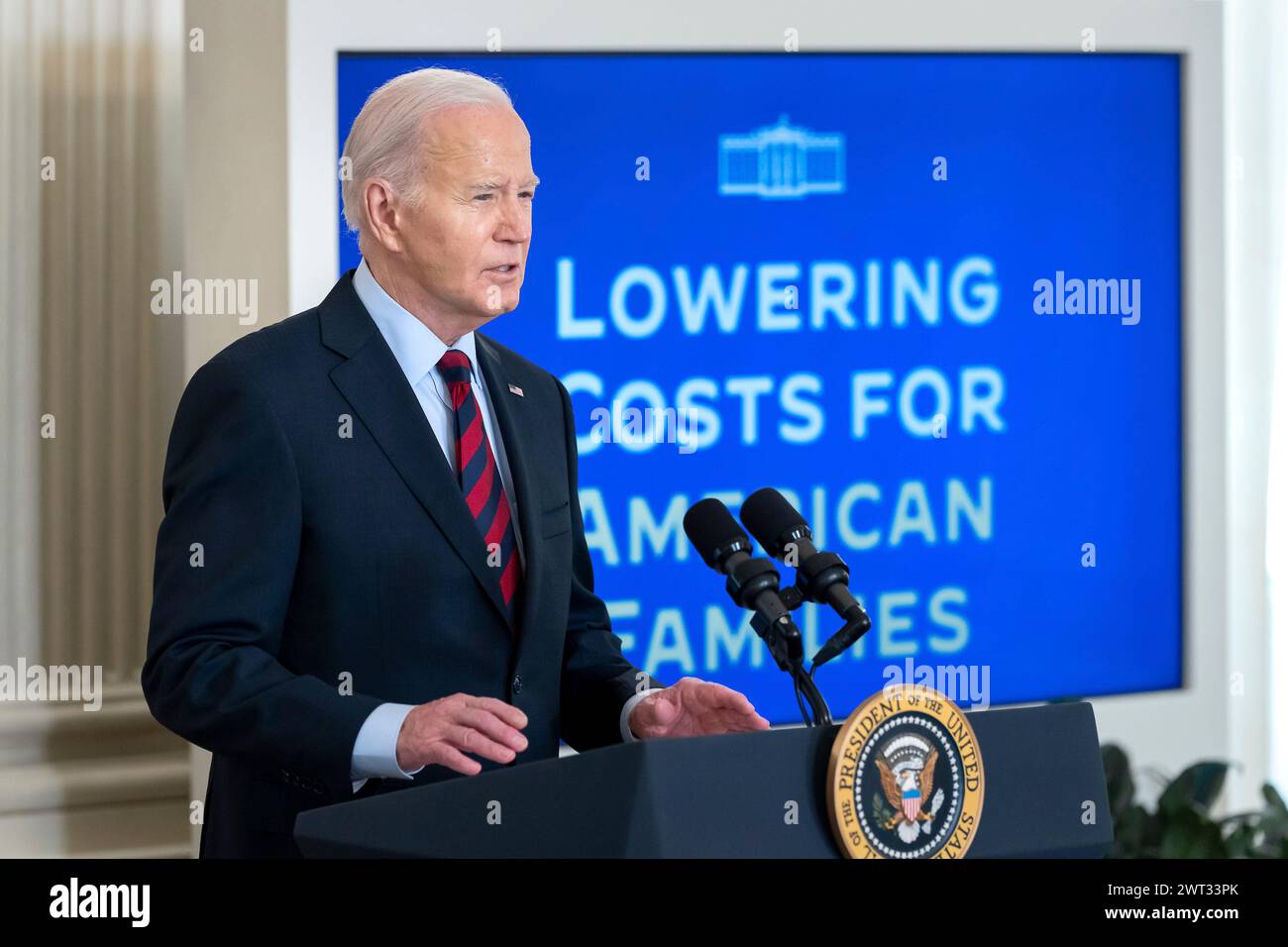 Washington, Stati Uniti d'America. 5 marzo 2024. Il presidente degli Stati Uniti Joe Biden commenta la riduzione dei costi per le famiglie americane durante una riunione del Consiglio della concorrenza presso la State Dining Room della Casa Bianca, 5 marzo 2024 a Washington, D.C. Credit: Oliver Contreras/White House Photo/Alamy Live News Foto Stock