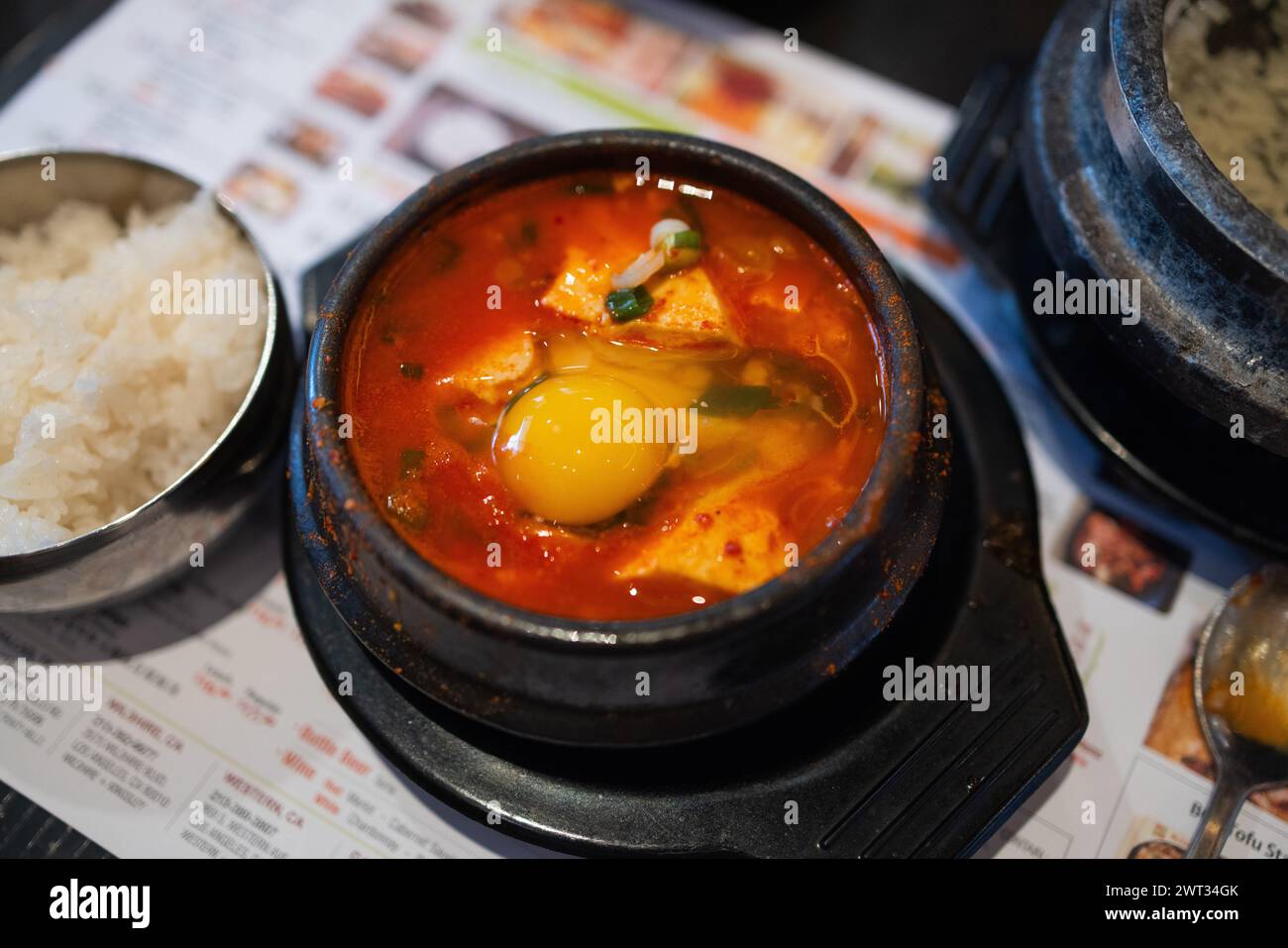Stufato di tofu Sundubu con pasta piccante coreana - stile cucina coreana Foto Stock