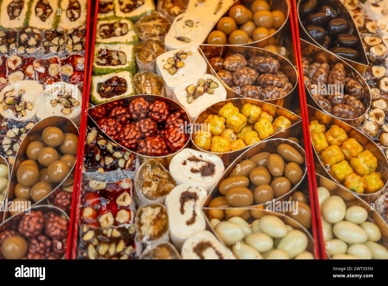 Delizie turche tradizionali assortite. Rahat lokum, baklava e diverse noci. Foto Stock