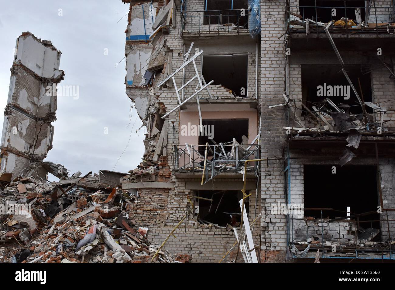 Orikhiv, Ucraina. 13 marzo 2024. Vista dell'edificio di appartamenti che è stato pesantemente danneggiato dai bombardamenti russi a Orikhiv. Orikhiv è una piccola città nella regione di Zaporizhzhia, che funge da ultimo pilastro di resistenza per i soldati dell'esercito ucraino nel sud, mentre le forze armate russe continuano ad avanzare verso i Robotyne liberati. I cittadini di Orikhiv, che ospitano circa 700 persone, rischiano la vita a causa delle bombe aeree quotidiane e degli attacchi di artiglieria mentre lottano per sopravvivere. (Credit Image: © Andriy Andriyenko/SOPA Images via ZUMA Press Wire) SOLO PER USO EDITORIALE! Non per USO commerciale! Foto Stock