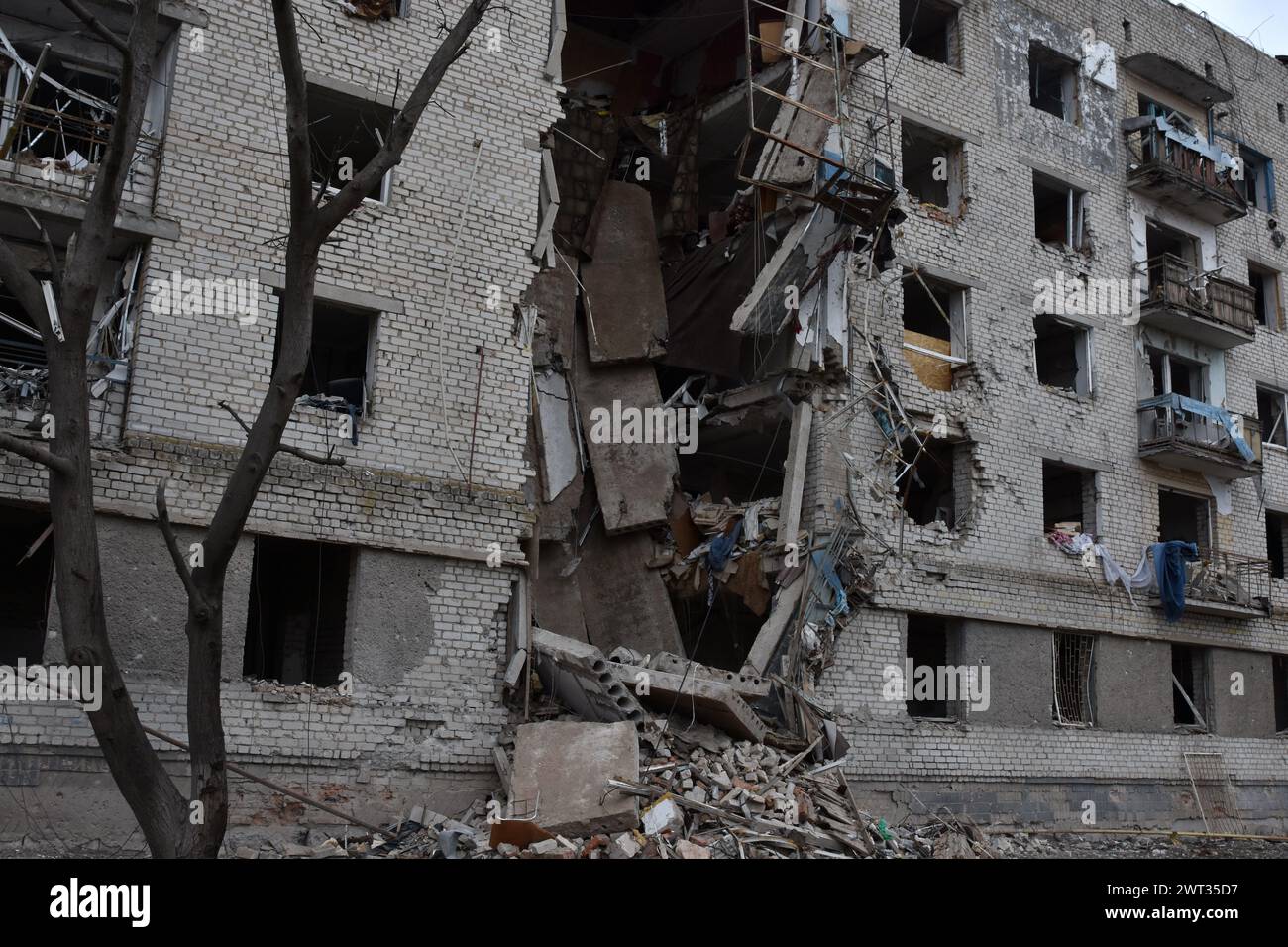 Orikhiv, Ucraina. 13 marzo 2024. Vista dell'edificio di appartamenti che è stato pesantemente danneggiato dai bombardamenti russi a Orikhiv. Orikhiv è una piccola città nella regione di Zaporizhzhia, che funge da ultimo pilastro di resistenza per i soldati dell'esercito ucraino nel sud, mentre le forze armate russe continuano ad avanzare verso i Robotyne liberati. I cittadini di Orikhiv, che ospitano circa 700 persone, rischiano la vita a causa delle bombe aeree quotidiane e degli attacchi di artiglieria mentre lottano per sopravvivere. (Credit Image: © Andriy Andriyenko/SOPA Images via ZUMA Press Wire) SOLO PER USO EDITORIALE! Non per USO commerciale! Foto Stock