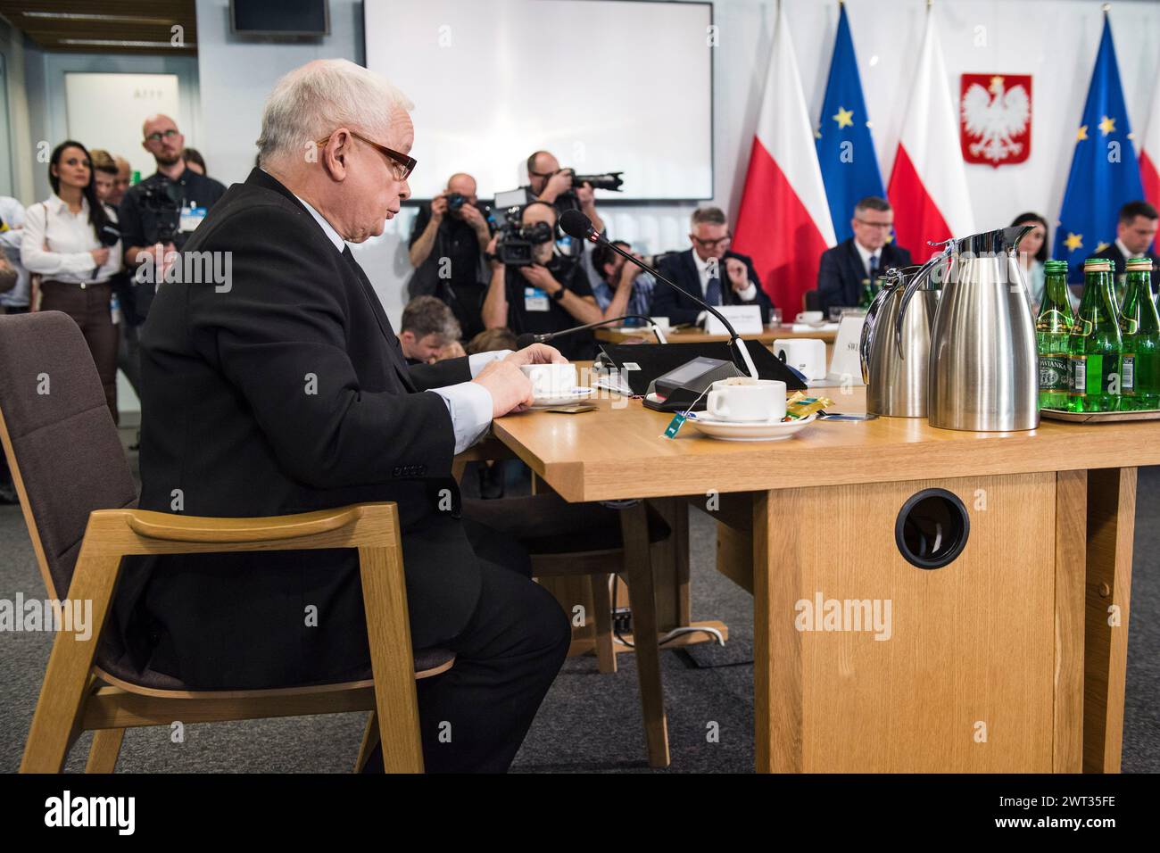 Jaroslaw Kaczynski parla alla commissione parlamentare durante il cosiddetto caso Pegasus interrogatorio. Jaroslaw Kaczynski, il principale leader dell'opposizione polacca ed ex primo ministro, è stato interrogato da una commissione parlamentare che indaga sull'uso di spyware di Pegasus da parte di Israele quando era al potere il suo partito di estrema destra per la legge e la giustizia. L'uso di questo avanzato spyware contro gli oppositori politici è una delle cose che danneggiano le credenziali democratiche di quel governo. Lo spyware Pegasus doveva essere usato per combattere il terrorismo, ma come rivelato dalla compagnia canadese Citizen Lab, Pegasus lo era Foto Stock
