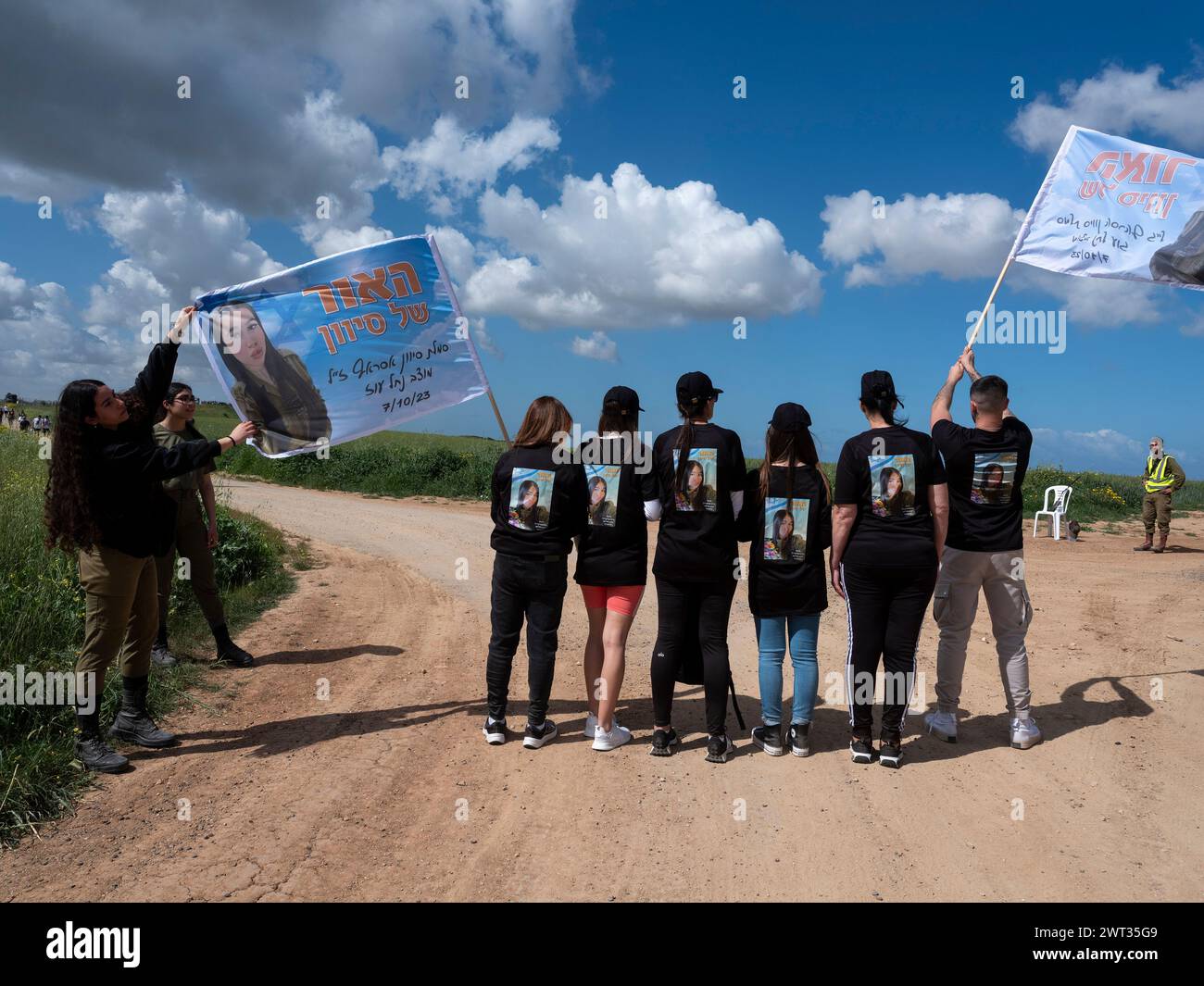 Israeliani in una marcia vicino a Nahal Oz lungo il confine della Striscia di Gaza il 15 marzo 2024 in onore dei soldati israeliani uccisi dai terroristi di Hamas durante la loro infiltrazione e furia il 7 ottobre 2023. Circa 66 soldati israeliani persero la vita quando Hamas attraversò la recinzione di confine e si diresse in una base militare lungo il confine a Nahal Oz, inclusi 15 soldati di sorveglianza che erano in un centro di comando che fu assalito da Hamas dove 15 soldati furono uccisi. La maggior parte dei soldati che prestavano servizio in quell'unità erano donne. Diverse migliaia di familiari e amici dei soldati ki Foto Stock