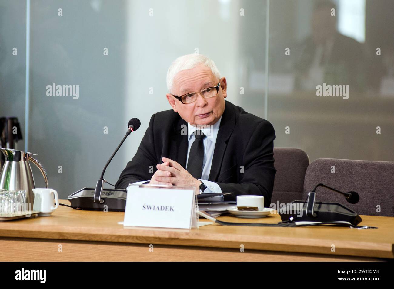 Jaroslaw Kaczynski parla alla commissione parlamentare durante il cosiddetto caso Pegasus interrogatorio. Jaroslaw Kaczynski, il principale leader dell'opposizione polacca ed ex primo ministro, è stato interrogato da una commissione parlamentare che indaga sull'uso di spyware di Pegasus da parte di Israele quando era al potere il suo partito di estrema destra per la legge e la giustizia. L'uso di questo avanzato spyware contro gli oppositori politici è una delle cose che danneggiano le credenziali democratiche di quel governo. Lo spyware Pegasus doveva essere usato per combattere il terrorismo, ma come rivelato dalla compagnia canadese Citizen Lab, Pegasus lo era Foto Stock