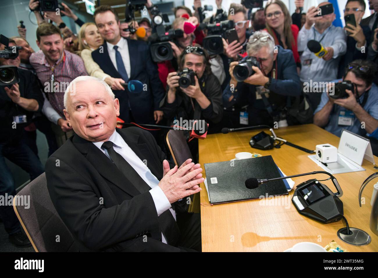Jaroslaw Kaczynski è circondato da fotogiornalisti e cameraman poco prima dell'interrogatorio della commissione parlamentare nel cosiddetto caso Pegasus. Jaroslaw Kaczynski, il principale leader dell'opposizione polacca ed ex primo ministro, è stato interrogato da una commissione parlamentare che indaga sull'uso di spyware di Pegasus da parte di Israele quando era al potere il suo partito di estrema destra per la legge e la giustizia. L'uso di questo avanzato spyware contro gli oppositori politici è una delle cose che danneggiano le credenziali democratiche di quel governo. Lo spyware Pegasus doveva essere usato per combattere il terrorismo, ma come reve Foto Stock