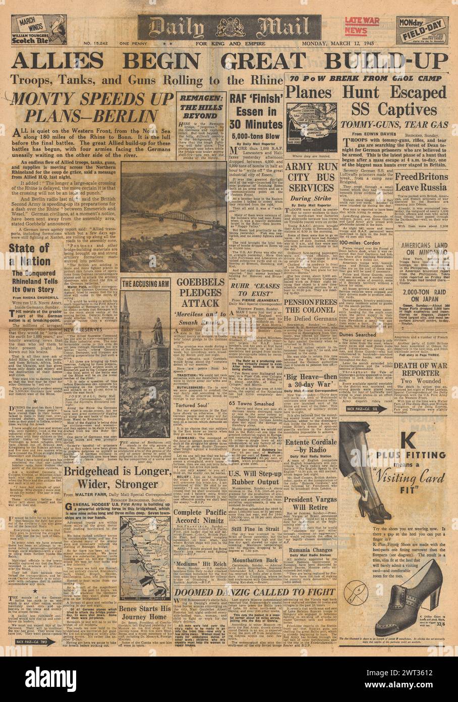 1945 la prima pagina del Daily mail riporta che gli Alleati sul Reno, la RAF bombardano Essen e i prigionieri di guerra tedeschi fuggono in Galles Foto Stock