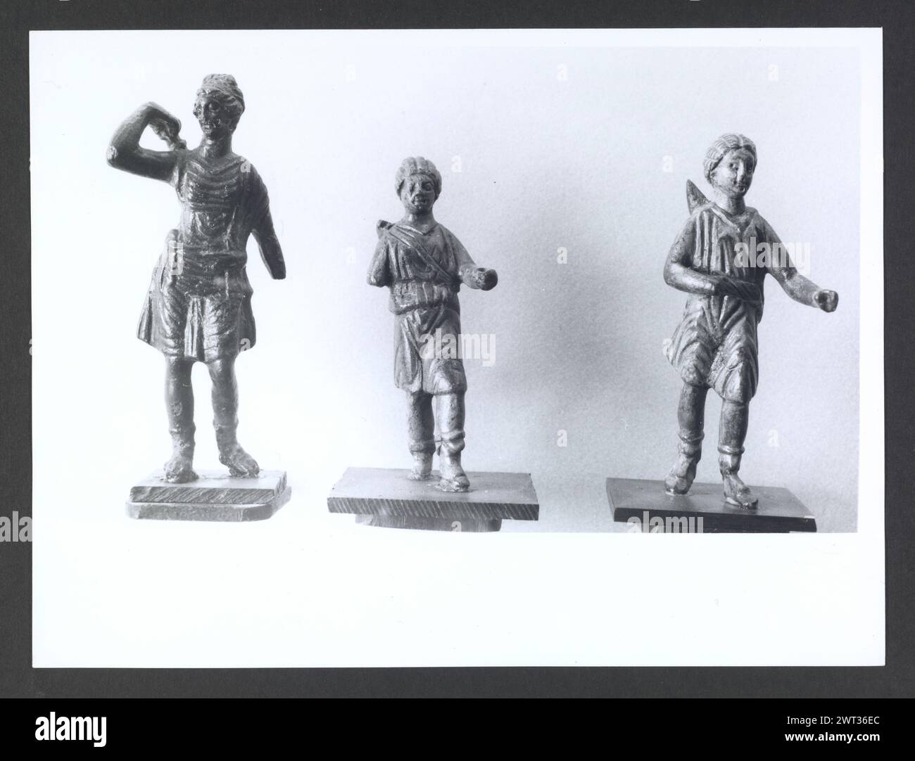 Abruzzo Chieti Chieti Museo Nazionale di Antichita06. Hutzel, Max 1960-1990 Vista esterna di parte dell'ex Villa Frigeri, che insieme ad un vicino palazzo, ospita il Museo Nazionale di Antichita. Viste anche dei giardini, della fontana (XVII secolo) e degli interni restaurati. Il cosiddetto "Guerriero di Capestrano" (V secolo a.C.) si trova nella collezione di antichità sotto uomini, giovani, Guerrieri--pietra--Etruschi, Italiani. Le vedute di Hutzel includono statue, monumenti funerari, busti ritratti e mosaici, molti dei quali sono stati scavati da Alba Fucens. Hutzel ha prestato particolare attenzione Foto Stock