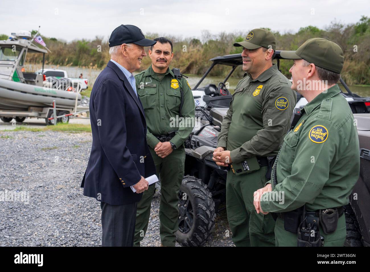Brownsville, Stati Uniti d'America. 29 febbraio 2024. Il presidente degli Stati Uniti Joe Biden saluta gli agenti della pattuglia di frontiera degli Stati Uniti, durante un briefing sulla tecnologia utilizzata per monitorare e proteggere il confine alla stazione di polizia di frontiera di Brownsville, 29 febbraio 2024, a Brownsville, Texas. Crediti: Adam Schultz/White House Photo/Alamy Live News Foto Stock