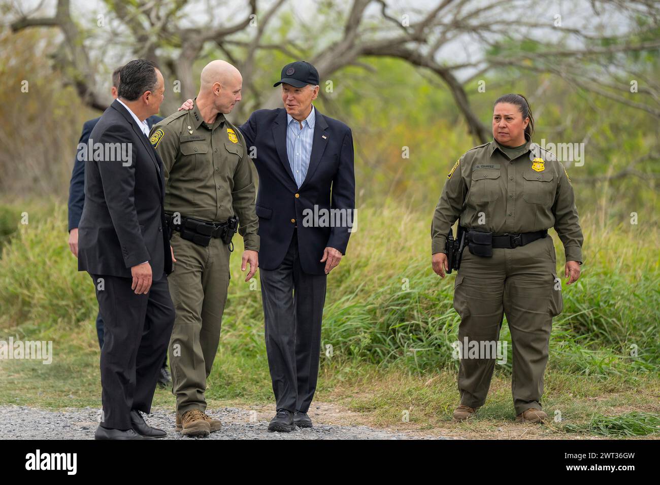 Brownsville, Stati Uniti d'America. 29 febbraio 2024. Il presidente degli Stati Uniti Joe Biden, al centro, parla con gli agenti della pattuglia di frontiera degli Stati Uniti mentre cammina lungo il confine tra Stati Uniti e Messico nell'area di Brownsville Border Patrol, il 29 febbraio 2024 a Brownsville, Texas. Crediti: Adam Schultz/White House Photo/Alamy Live News Foto Stock