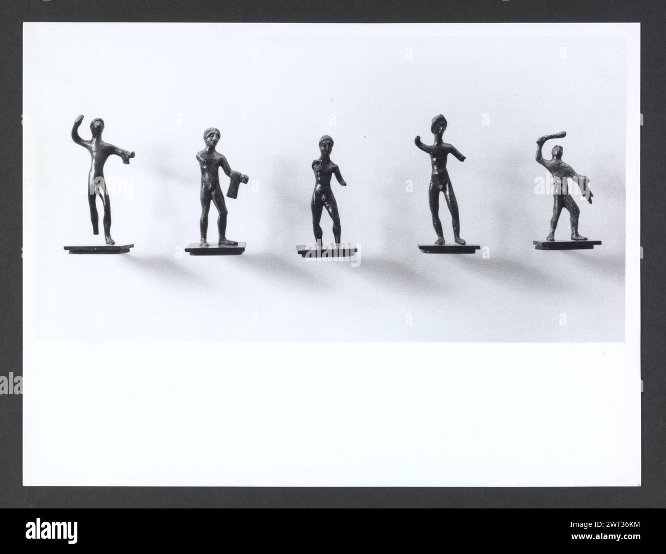 Abruzzo Chieti Chieti Museo Nazionale di Antichita04. Hutzel, Max 1960-1990 Vista esterna di parte dell'ex Villa Frigeri, che insieme ad un vicino palazzo, ospita il Museo Nazionale di Antichita. Viste anche dei giardini, della fontana (XVII secolo) e degli interni restaurati. Il cosiddetto "Guerriero di Capestrano" (V secolo a.C.) si trova nella collezione di antichità sotto uomini, giovani, Guerrieri--pietra--Etruschi, Italiani. Le vedute di Hutzel includono statue, monumenti funerari, busti ritratti e mosaici, molti dei quali sono stati scavati da Alba Fucens. Hutzel ha prestato particolare attenzione Foto Stock