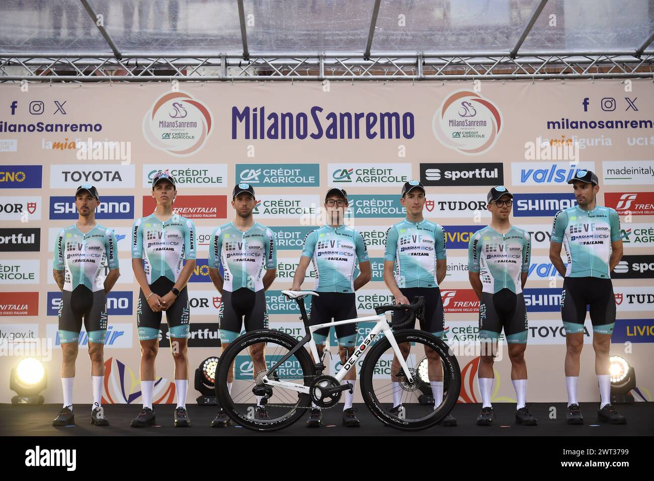 Pavia, Italia. 15 marzo 2024. Team VF Group-Bardiani CSF-Faizan&#xe8; durante la presentazione del Team alla gara d'élite maschile della Milano - Sanremo, gara ciclistica di una giornata (288km) da Pavia a Sanremo - Nord Ovest Italia - venerdì 15 marzo 2024. Sport - ciclismo . (Foto di Fabio Ferrari/LaPresse) credito: LaPresse/Alamy Live News Foto Stock