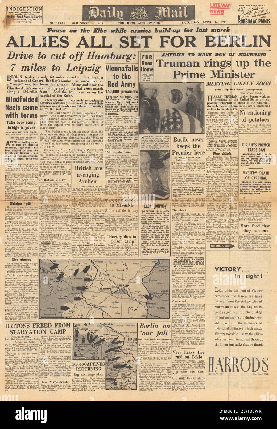1945 la prima pagina del Daily mail riporta il black out di Berlino, il campo di concentramento di Buchenwald liberato e la caduta di Vienna a favore dell'Armata Rossa Foto Stock