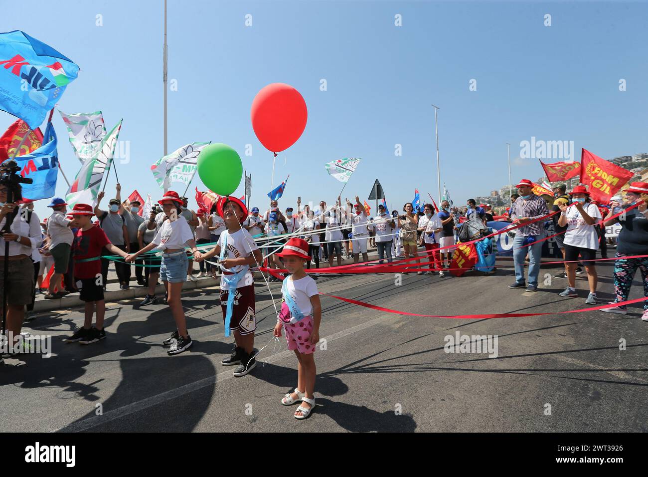 Gli operai della vasca idromassaggio durante la marcia di protesta a Napoli, con alcuni figli di operai e palloncini, contro la chiusura dello stabilimento di Napoli. Foto Stock