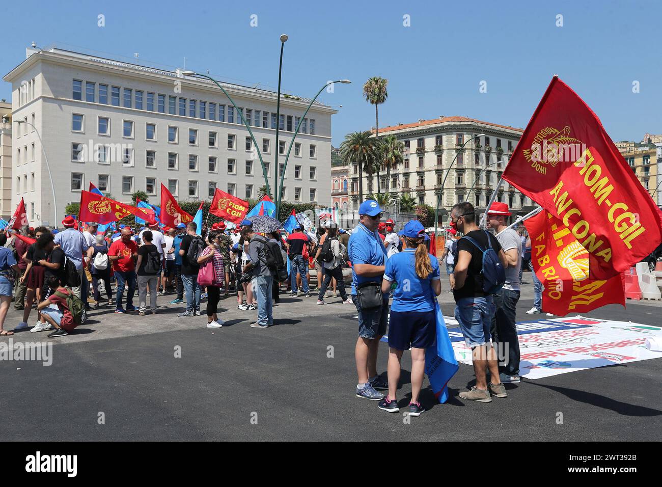 Gli operai della vasca idromassaggio durante la marcia di protesta a Napoli, contro la chiusura dello stabilimento di Napoli. Dietro di loro il consolato americano. Foto Stock