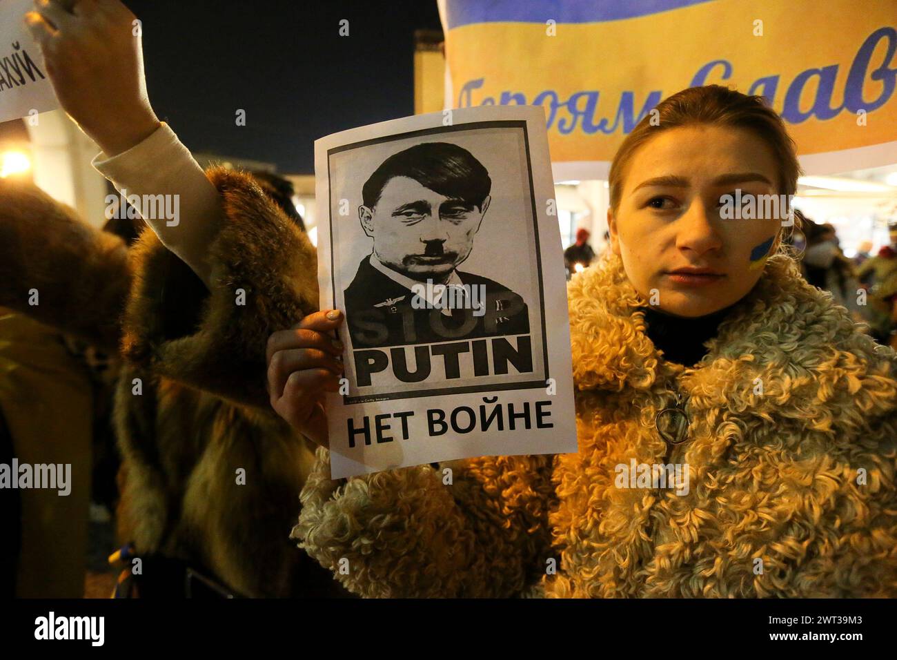 Una donna con un cartello con Putin come Hitler, durante la processione di pace, tenutasi ad Aversa, contro la guerra in Ucraina, invasa da t Foto Stock