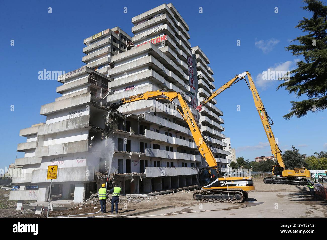 Un momento di demolizione dell'edificio, noto come vela Verde, nel quartiere Scampia di Napoli. L'edificio è il primo di altri si Foto Stock