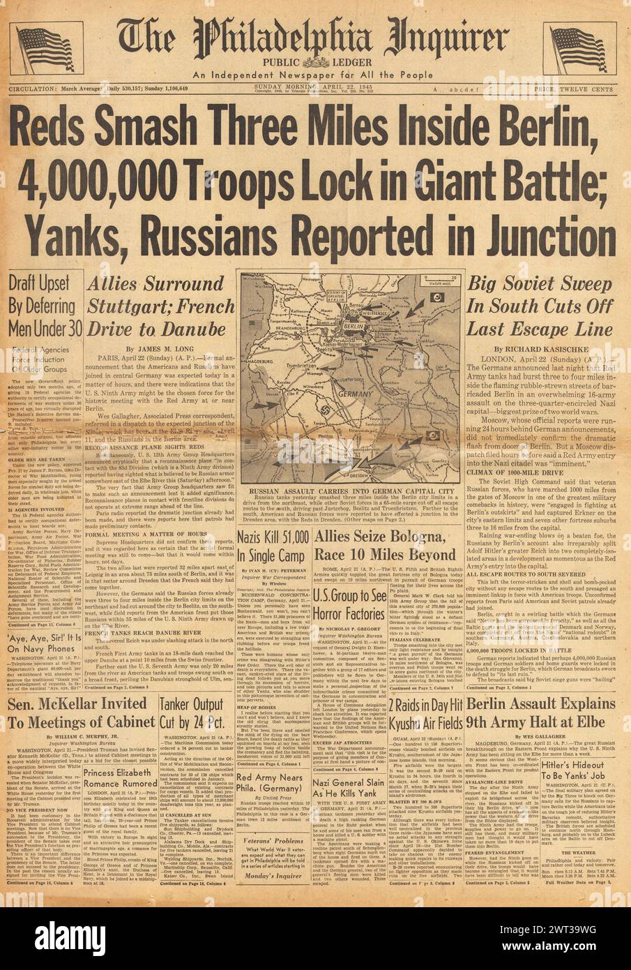 1945 la prima pagina del Philadelphia Inquirer riporta la battaglia per Berlino, il campo di concentramento di Buchenwald e gli Alleati catturano Bologna Foto Stock
