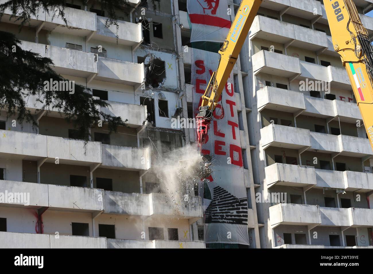 Un momento di demolizione dell'edificio, noto come vela Verde, nel quartiere Scampia di Napoli. L'edificio è il primo di altri si Foto Stock