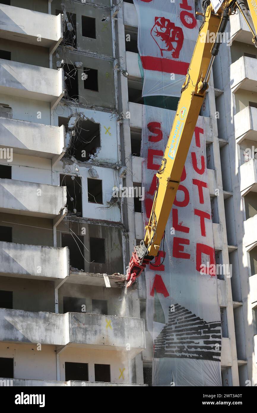 Un momento di demolizione dell'edificio, noto come vela Verde, nel quartiere Scampia di Napoli. L'edificio è il primo di altri si Foto Stock