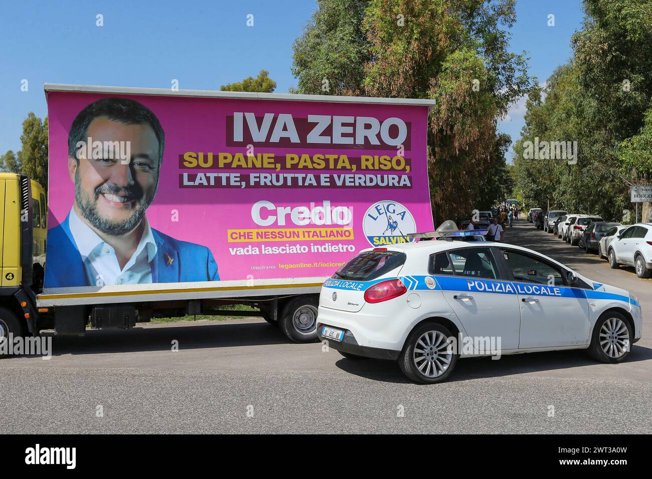 Uno striscione politico del leader politico della Lega, Matteo Salvini, durante l'incontro con gli allevatori di bufali della Campania, per l'elezione Foto Stock