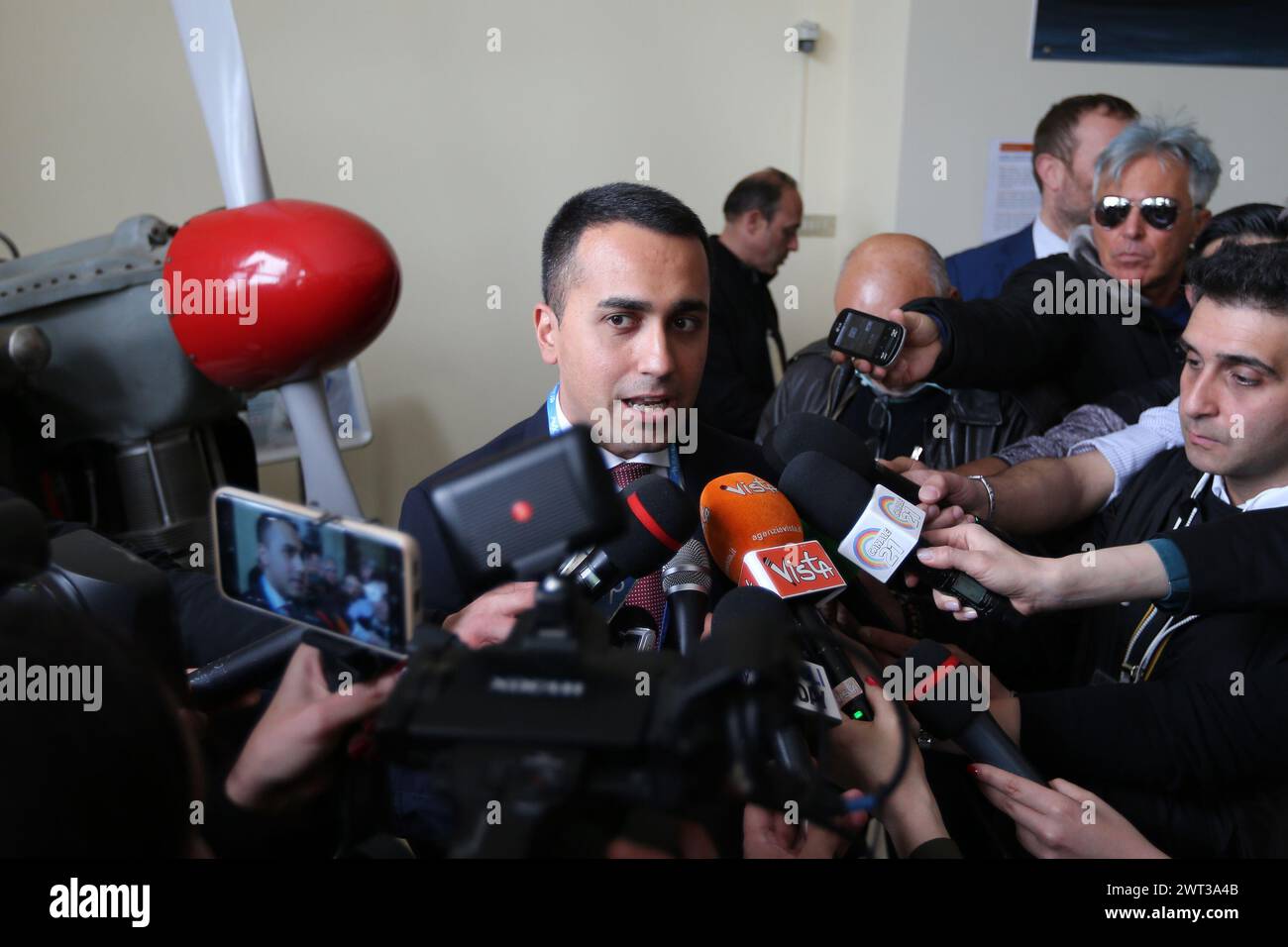 Il Ministro del lavoro, Luigi di Maio, con i giornalisti dell'industria Avio Aero a Pomigliano D'Arco, durante il suo giro elettorale per l'ele europea Foto Stock