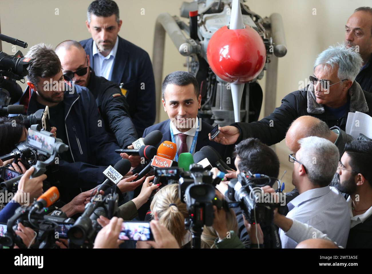 Il Ministro del lavoro, Luigi di Maio, con i giornalisti dell'industria Avio Aero a Pomigliano D'Arco, durante il suo giro elettorale per l'ele europea Foto Stock